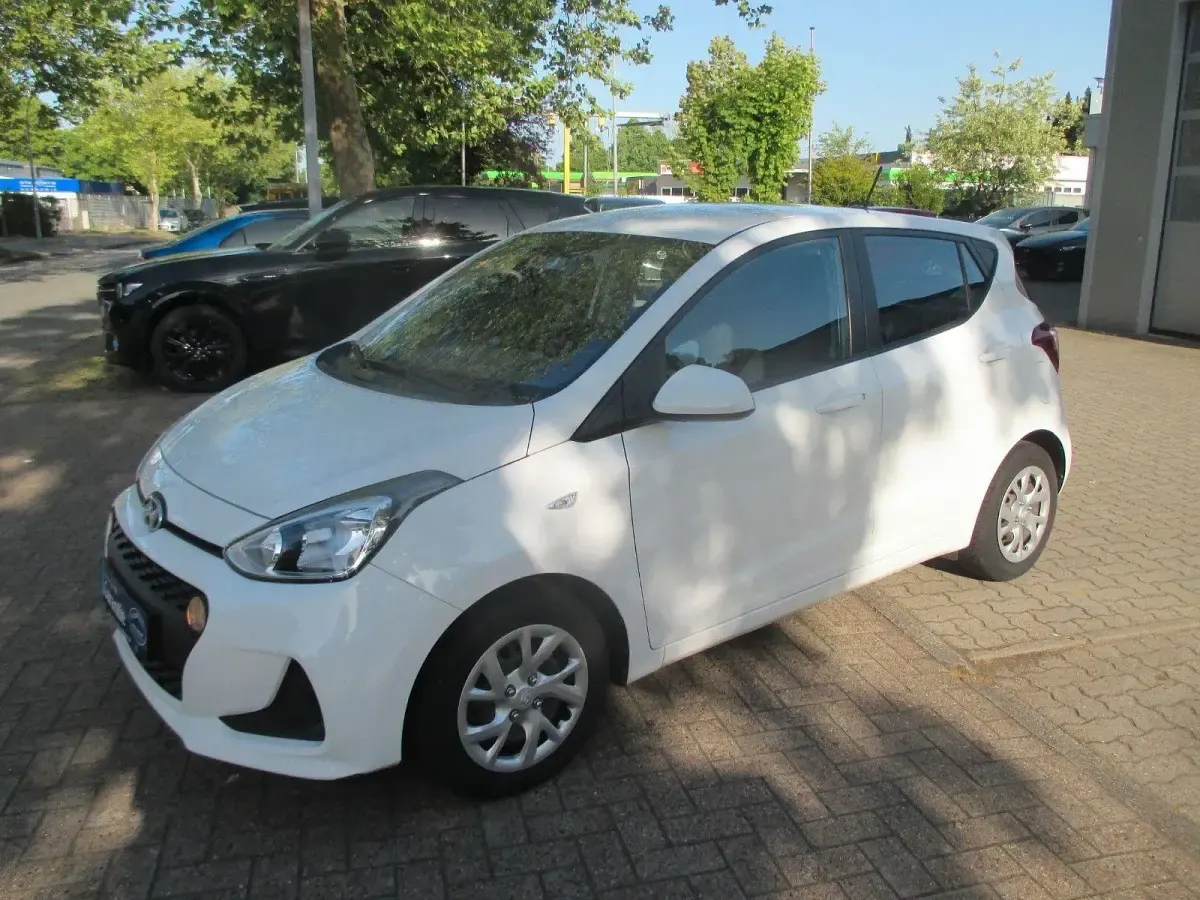 Gebraucht Hyundai i10 Trend 87 PS (63 kW) 2017 Weiß Kleinwagen