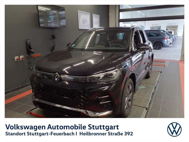 Deep black perleffekt Gebraucht 2024 VW Tiguan R-line SUV | 49.330 € (Superpreis) - Bild 1/4