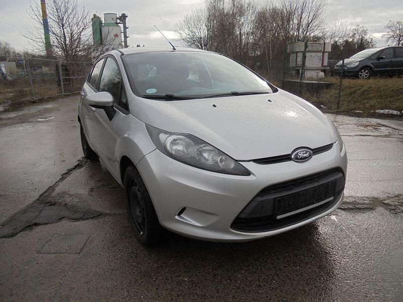 Gebraucht Ford Fiesta Trend 82 PS (60 kW) 2010 Silber Kleinwagen