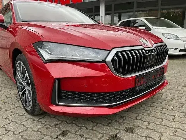 Gebraucht Skoda Superb LAURIN & KLEMENT 150 PS (110 kW) 2024 Carminrot metallic Kombi
