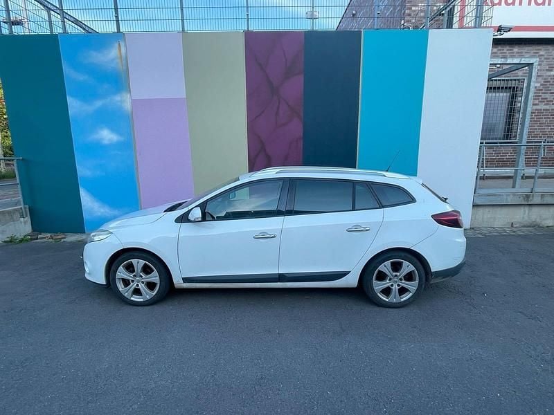 Weiß Gebraucht 2011 Renault Mégane III Kombi | 2.900 € (Fairer Preis) - Bild 1/4