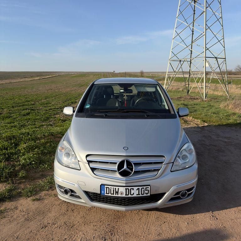 Gebraucht Mercedes B180 109 PS (80 kW) 2010 Silber Van / Kleinbus