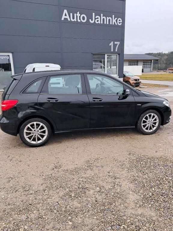 Gebraucht Mercedes B180 122 PS (89 kW) 2012 Schwarz Van / Kleinbus