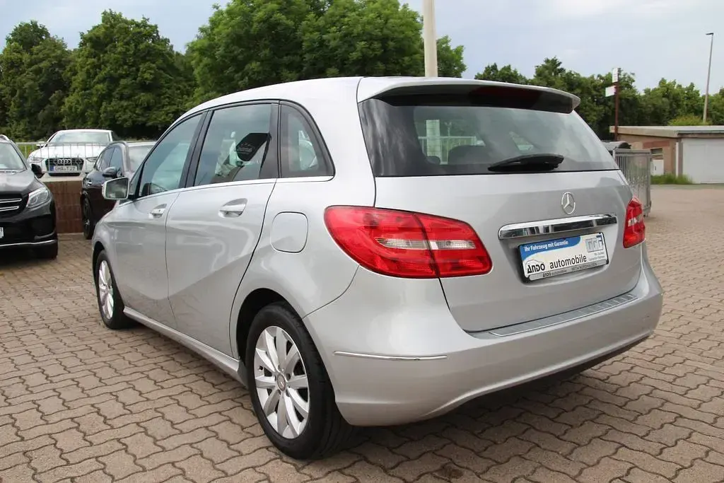 Gebraucht Mercedes B180 122 PS (89 kW) 2013 Silber Kleinwagen