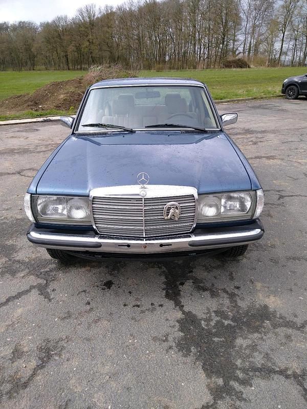 Gebraucht Mercedes E230 136 PS (100 kW) 1983 Blau Coupé