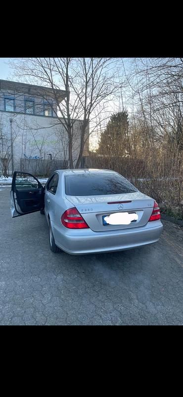 Silber Gebraucht 2003 Mercedes E220 Limousine | 5.300 € (Fairer Preis) - Bild 1/4