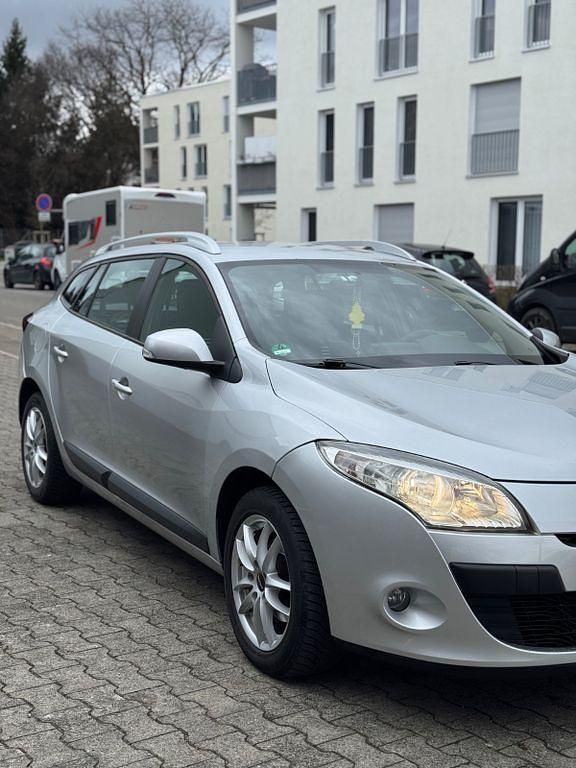 Gebraucht Renault Mégane III Dynamique 106 PS (77 kW) 2011 Silber Limousine