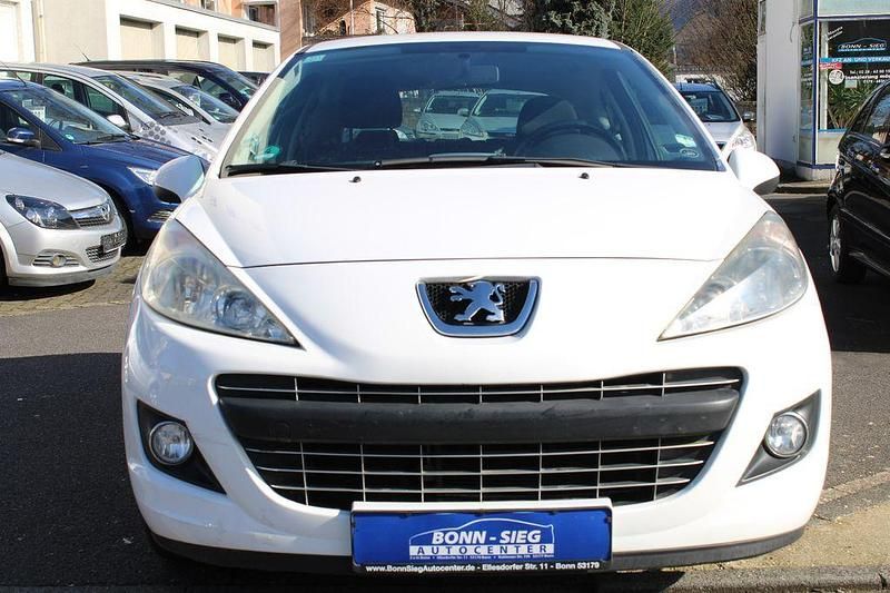 Gebraucht Peugeot 207 Filou 73 PS (53 kW) 2012 Weiß Limousine