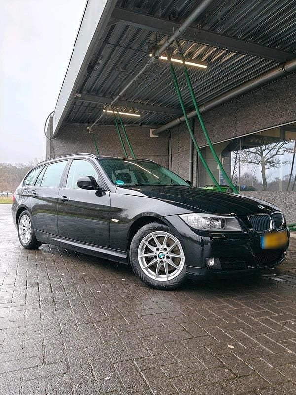 Gebraucht BMW 320 Luxury Line 170 PS (125 kW) 2011 Schwarz Kombi