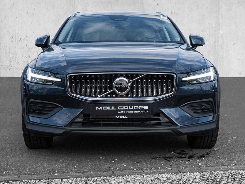 Gebraucht Volvo V60 CC Plus 197 PS (144 kW) 2024 Denim blue / metallic Kombi