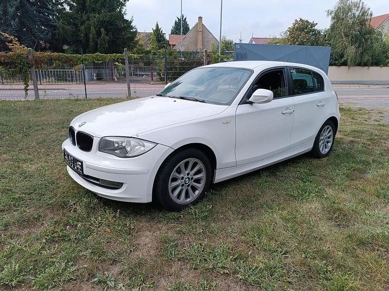 Weiß Gebraucht 2010 BMW 116 Advantage Kleinwagen | 3.999 € (Fairer Preis) - Bild 1/4
