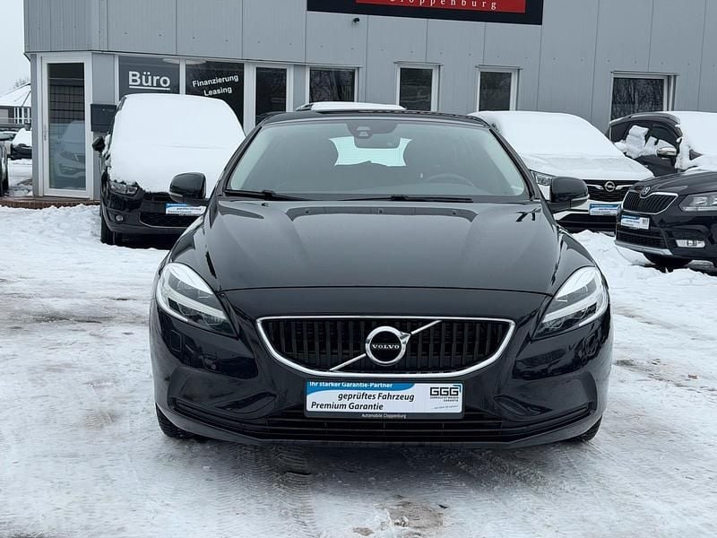 Gebraucht Volvo V40 Momentum 150 PS (110 kW) 2017 Black solid "stone" / solid Limousine