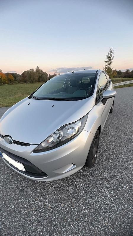 Grau Gebraucht 2009 Ford Fiesta Kleinwagen | 2.800 € (Etwas zu teuer) - Bild 1/4
