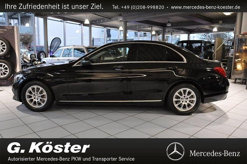 Obsidianschwarz lack Gebraucht 2016 Mercedes C180 Avantgarde Limousine | 21.500 € (Teuer) - Bild 1/4