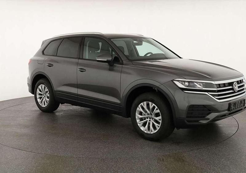 Siliziumgrau metallic Neu 2025 VW Touareg SUV | 58.045 € (Superpreis) - Bild 1/4