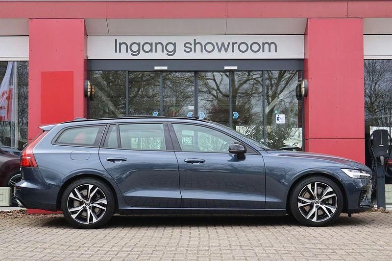 Gebraucht Volvo V60 R-Design 343 PS (252 kW) 2022 Blau Kombi