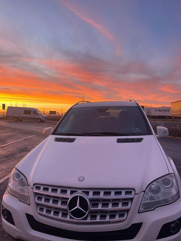 Weiß Gebraucht 2010 Mercedes ML300 SUV | 10.500 € (Etwas zu teuer) - Bild 1/3