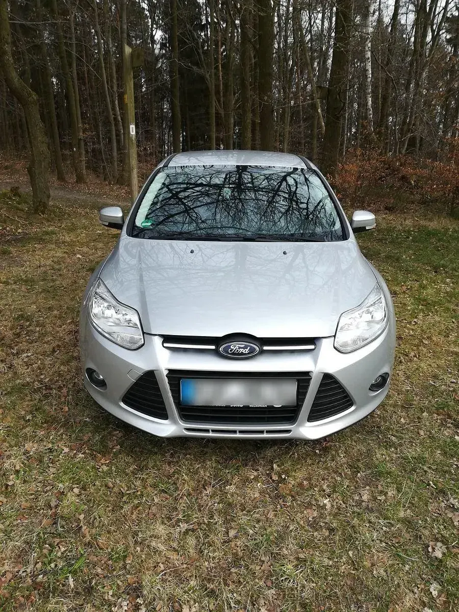 Usado Ford Focus Titanium 105 CV (77 kW) 2011 Plateado Berlina
