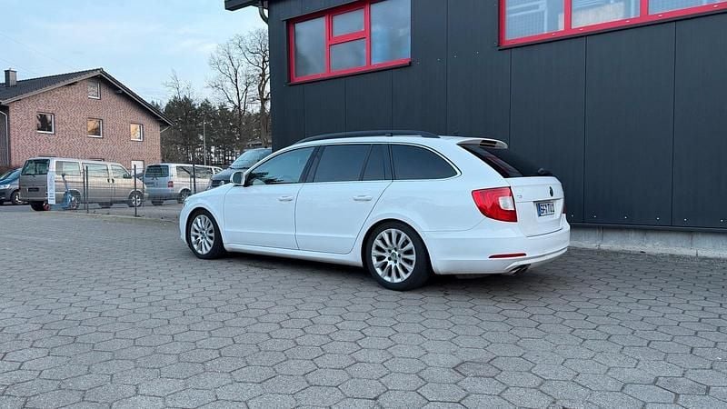 Gebraucht Skoda Superb 140 PS (102 kW) 2013 Weiß Kombi