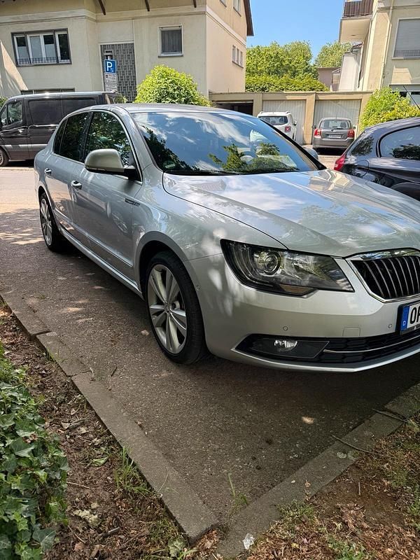 Silber Gebraucht 2013 Skoda Superb Limousine | 9.300 € - Bild 1/4
