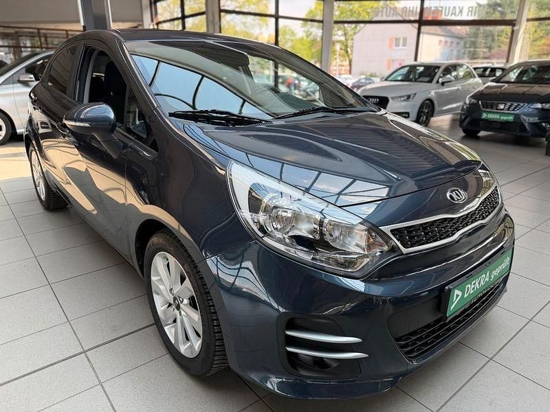Używany Kia Rio Attract 75 KM (55 kW) 2016 Niebieski Hatchback