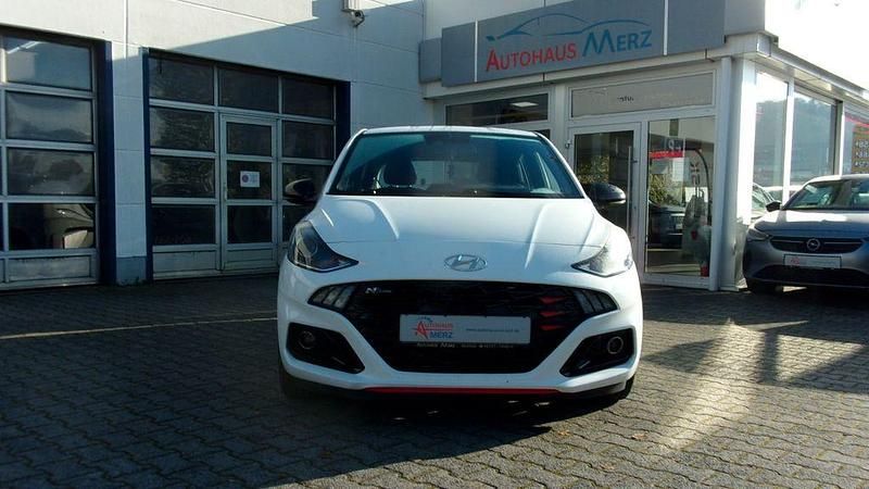 Weiß Gebraucht 2021 Hyundai i10 N Line Kleinwagen | 13.480 € (Fairer Preis) - Bild 1/4