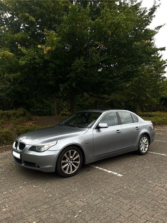 Silber Gebraucht 2004 BMW 520 Limousine | 3.400 € (Superpreis) - Bild 1/4