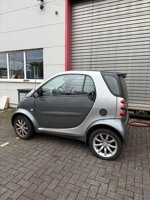 Grau Gebraucht 2003 Smart ForTwo Coupé Pulse Coupé | 950 € (Guter Preis) - Bild 1/4