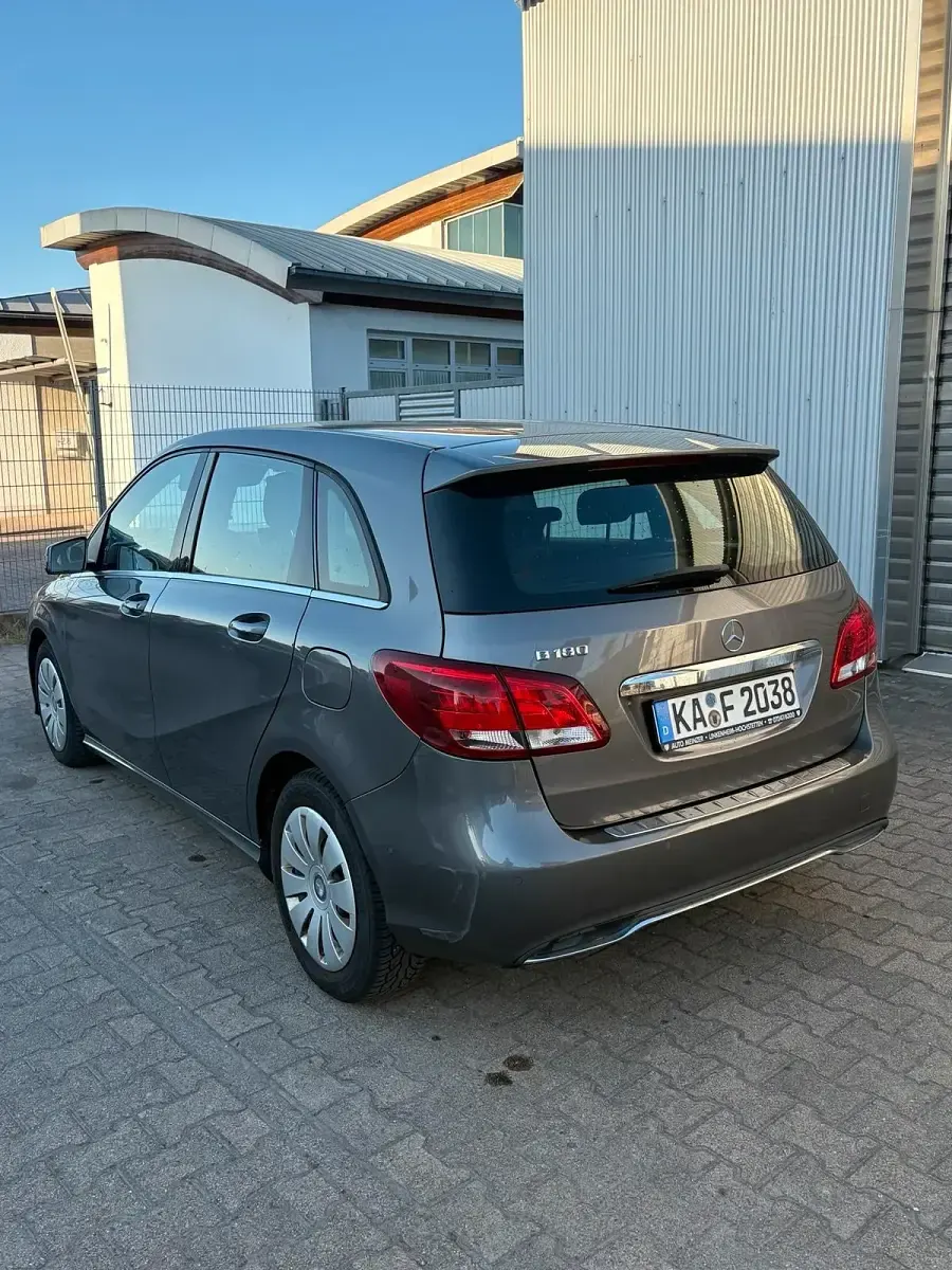 Gebraucht Mercedes B180 122 PS (89 kW) 2015 Grau Kleinwagen