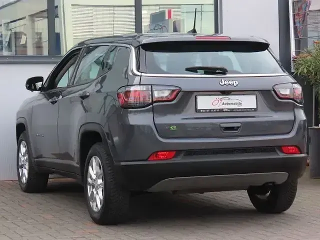 Gebraucht Jeep Compass 131 PS (96 kW) 2024 Grau SUV