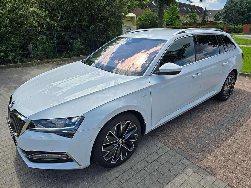 Weiß Gebraucht 2020 Skoda Superb Kombi | 26.600 € (Teuer) - Bild 1/4