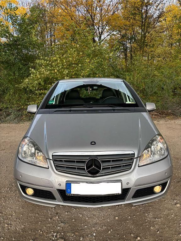 Silber Gebraucht 2009 Mercedes A180 Avantgarde Limousine | 4.500 € (Fairer Preis) - Bild 1/4