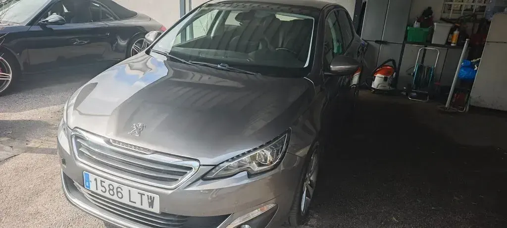 Gebraucht Peugeot 308 Active 120 PS (88 kW) 2016 Grau Limousine