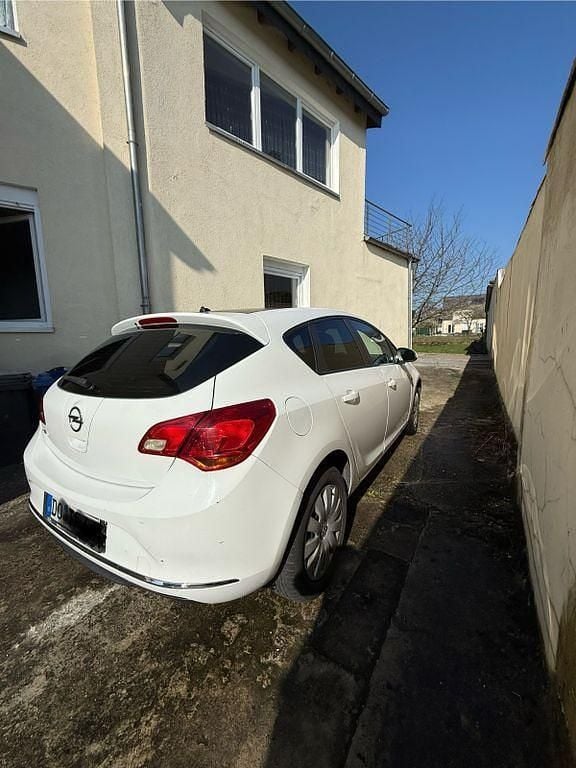 Gebraucht Opel Astra Selection 116 PS (85 kW) 2015 Weiß Limousine