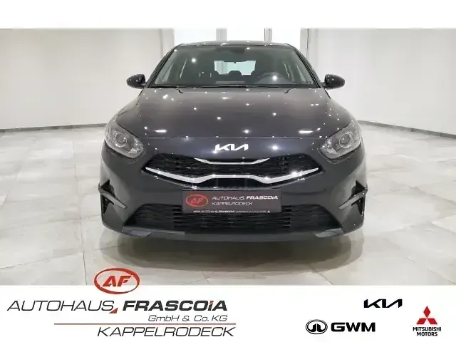 Używany Kia Ceed Vision 101 KM (74 kW) 2024 Czarny Hatchback