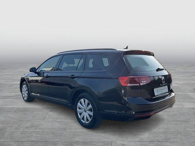 Gebraucht VW Passat Basis 150 PS (110 kW) 2022 Schwarz Kombi