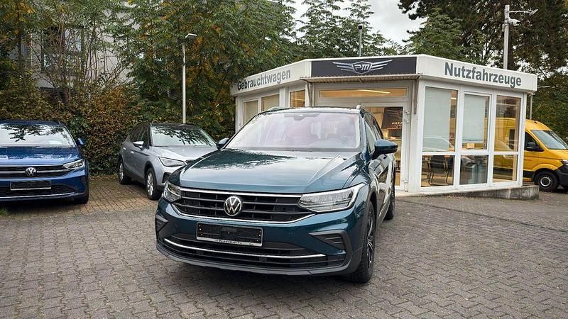 Blau Gebraucht 2023 VW Tiguan Active SUV | 22.390 € (Guter Preis) - Bild 1/4