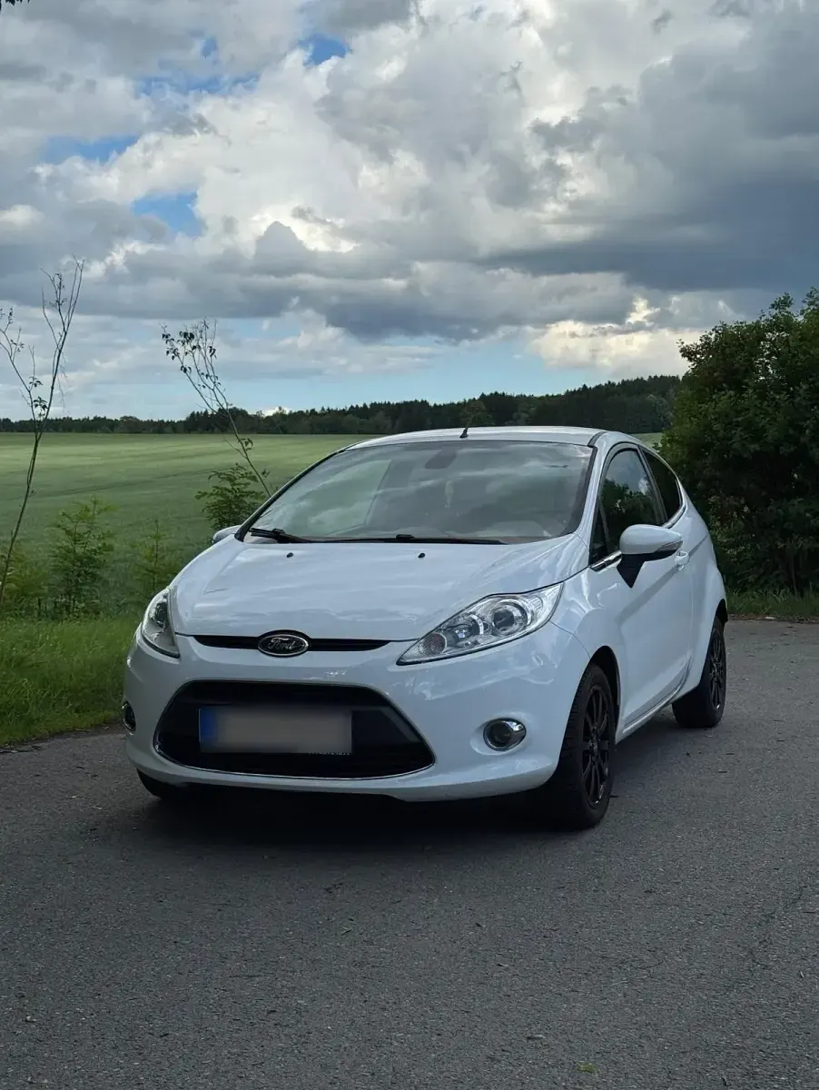 Gebraucht Ford Fiesta 82 PS (60 kW) 2010 Weiß Kleinwagen