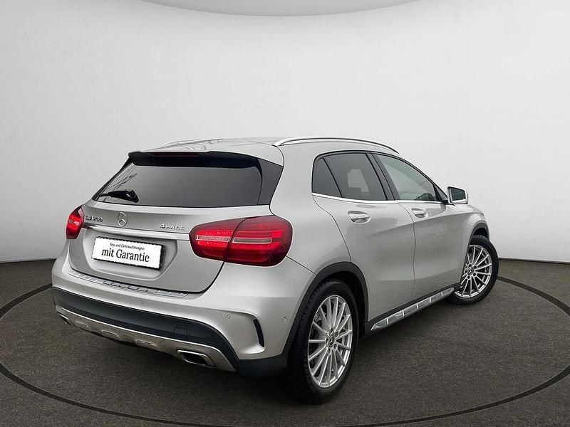 Gebraucht Mercedes GLA250 AMG line 211 PS (155 kW) 2017 Polarsilber  metalliclack SUV