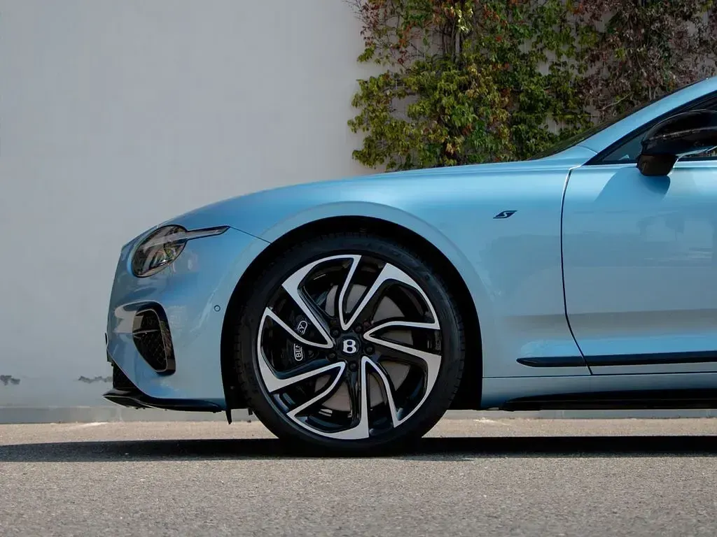 Neu Bentley Continental 680 PS (500 kW) 2026 Blau