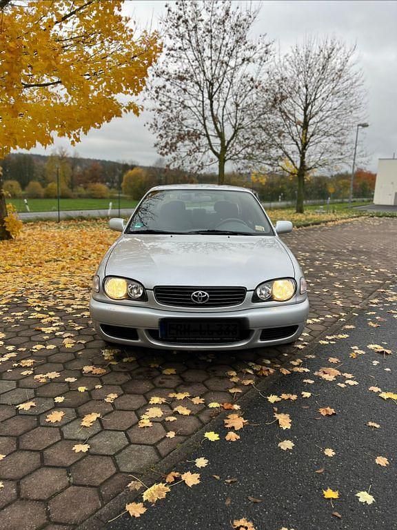 Grau Gebraucht 2000 Toyota Corolla Limousine | 3.200 € (Teuer) - Bild 1/4