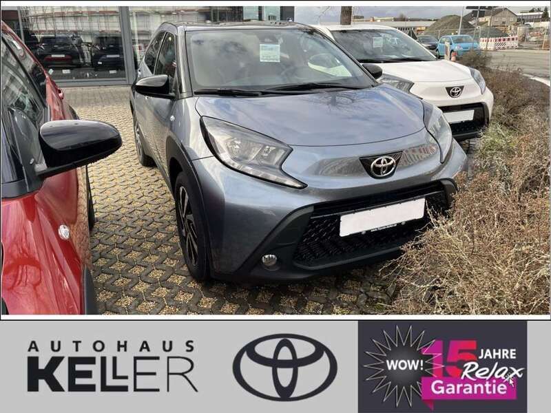 Celestite grey metallic/ dach mysticschwarz mica Neu 2024 Toyota Aygo Team Kleinwagen | 19.090 € - Bild 1/4