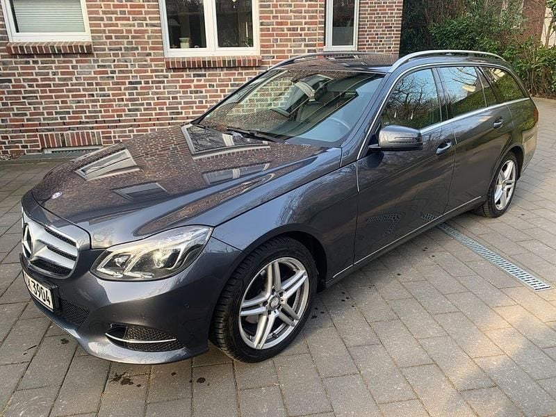 Gebraucht Mercedes E220 Avantgarde 170 PS (125 kW) 2015 Grau Kombi