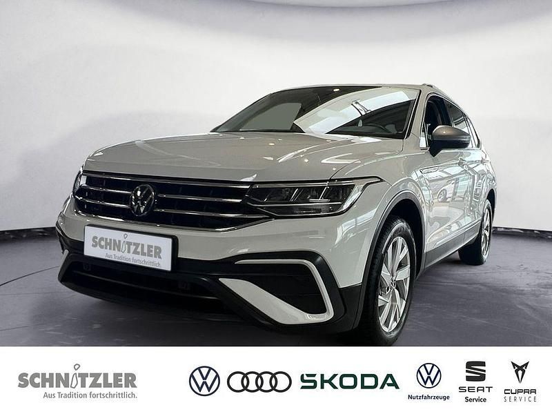 Weiss Gebraucht 2023 VW Tiguan Allspace Life SUV | 36.950 € (Fairer Preis) - Bild 1/4