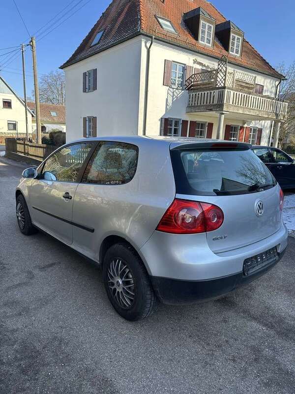 Gebraucht 2004 VW Golf IV Comfortline Limousine | 2.600 € (Etwas zu teuer) - Bild 1/4
