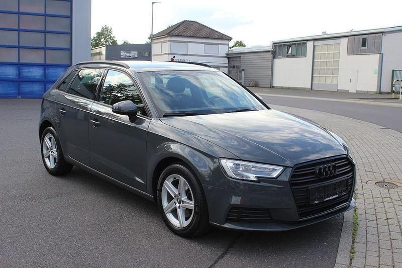 Grau Gebraucht 2019 Audi A3 Sportback Sport Limousine | 14.700 € (Fairer Preis) - Bild 1/4