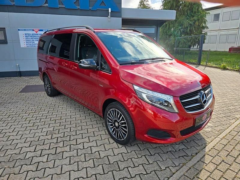 Gebraucht Mercedes V220 Edition 190 PS (139 kW) 2018 Rot Van / Kleinbus