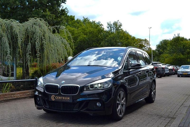 Schwarz Gebraucht 2017 BMW 220 Gran Tourer M Sport Van / Kleinbus | 18.750 € (Teuer) - Bild 1/4