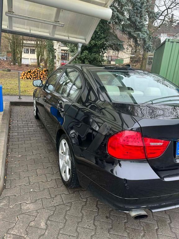 Gebraucht BMW 320 170 PS (125 kW) 2010 Schwarz Limousine