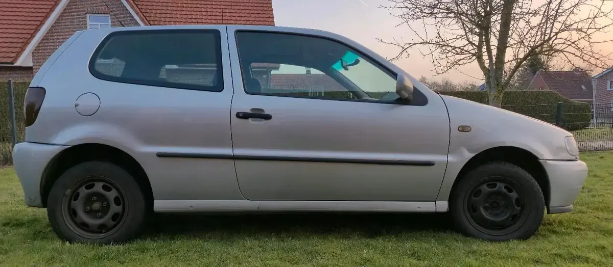 Używany VW Polo 60 KM (44 kW) 1998 Srebrny Hatchback